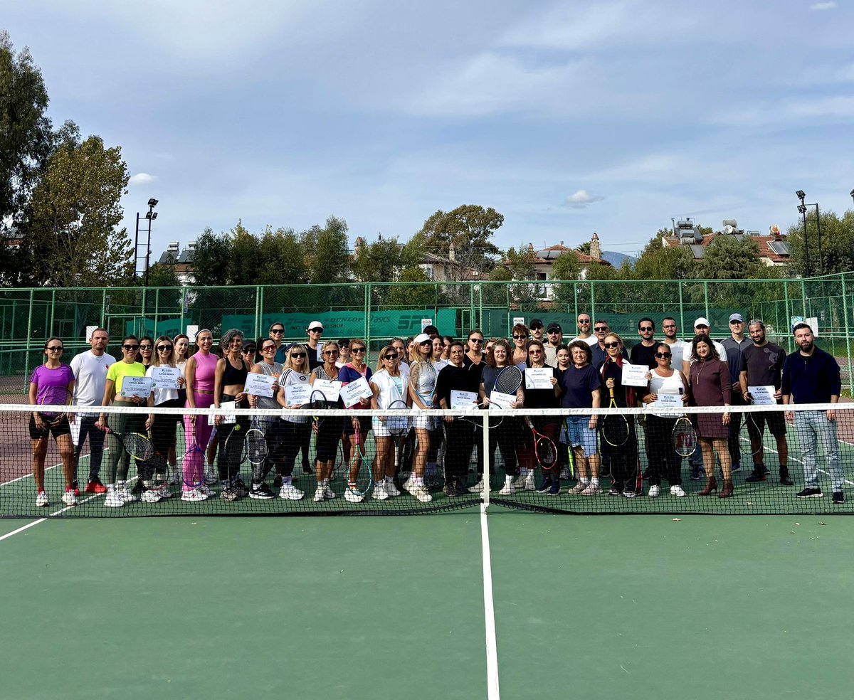 Fethiye'de Ücretsiz Tenis Kursu Mezuniyet Coşkusu