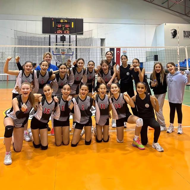 Voleybol Midi Takımı İlk Maçında Tarih Yazdı