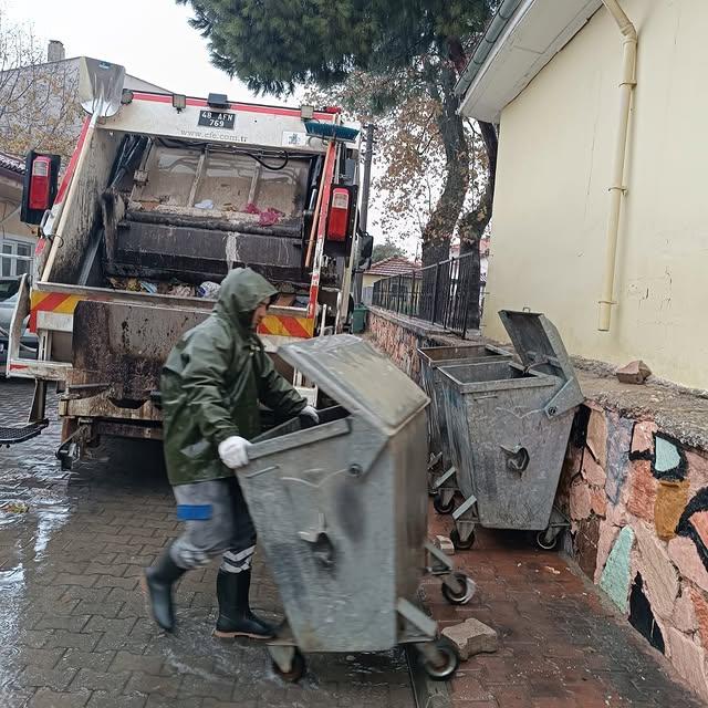 Ula Belediyesi'nin Temizlik Faaliyetleri Devam Ediyor